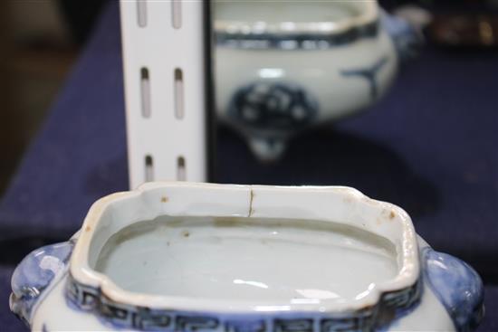 A Chinese blue and white tripod censer, Wanli-style, L.13cm
